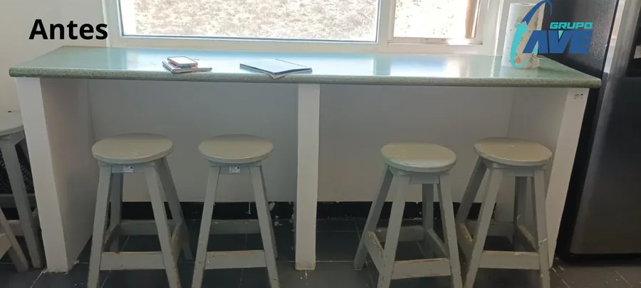 Barra antes: cubierta verde clara y bancos de madera pintados de blanco