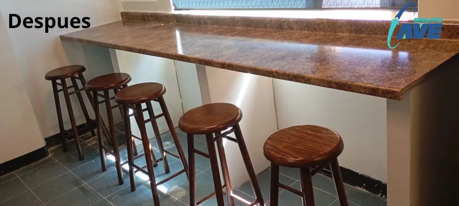 La misma barra después: cubierta nueva y bancos restaurados en madera barnizada