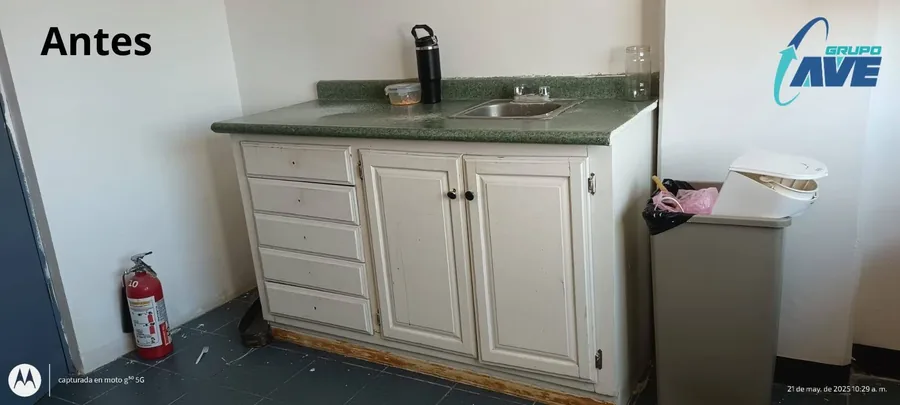 Cocineta antes: mueble blanco desgastado con cubierta verde y tarja sencilla