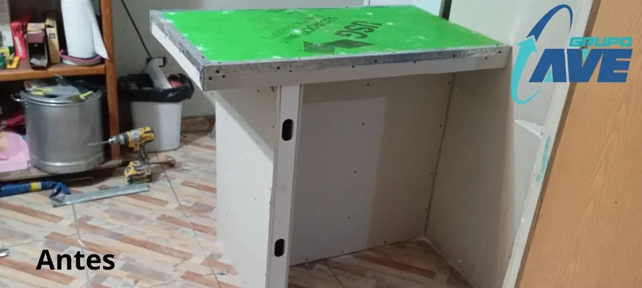 Desayunador en construcción: estructura armada y cubierta aún sin terminar