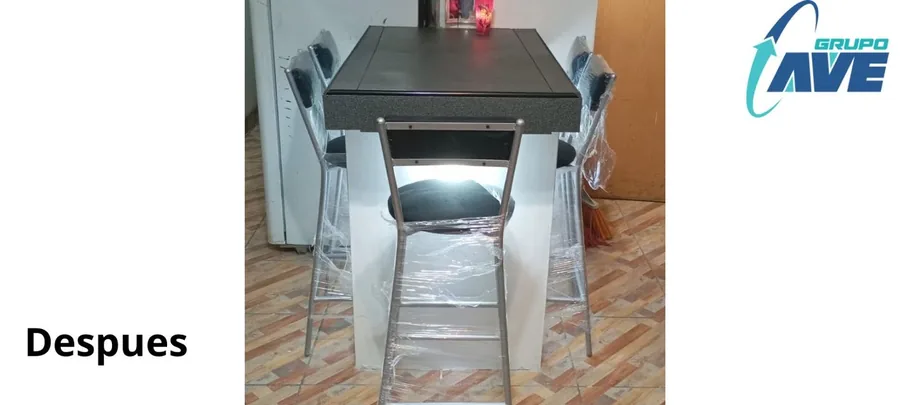 El desayunador terminado, con cubierta oscura y bancos nuevos